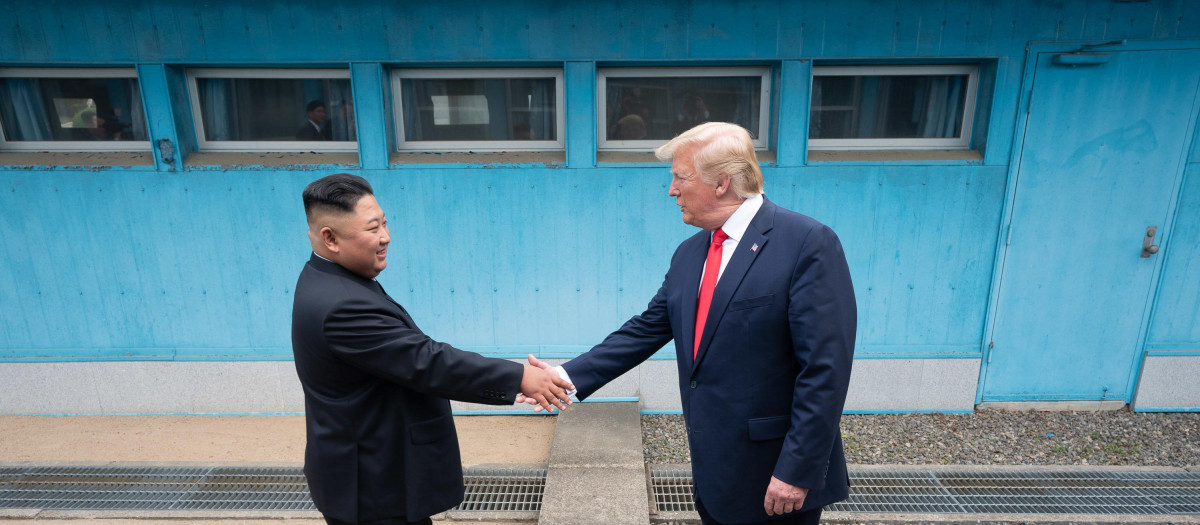 (Foto de ARCHIVO)
Los presidentes de Corea del Sur y Estados Unidos, Kim Jong Un y Donald Trump.

Europa Press/Contacto/SMG
30/6/2019