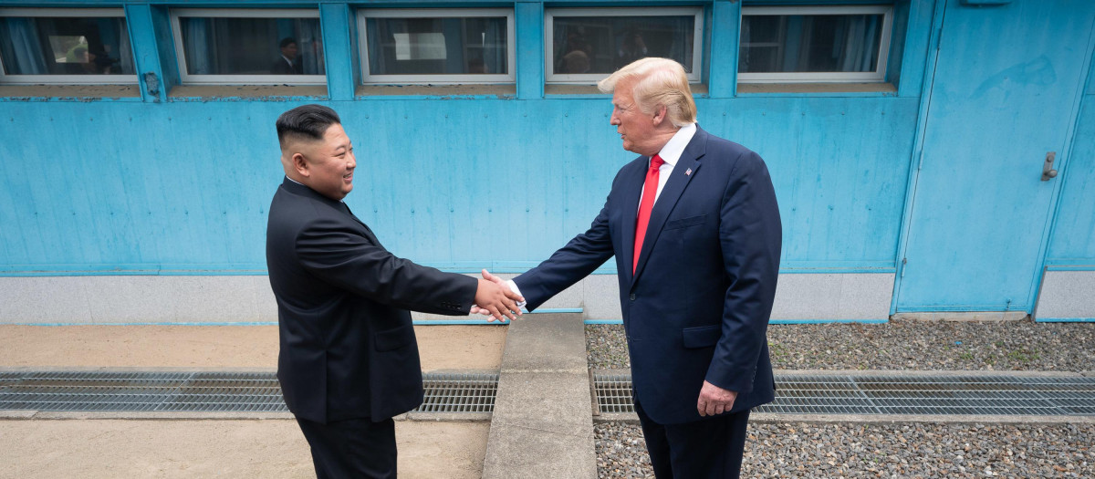 (Foto de ARCHIVO)
Los presidentes de Corea del Sur y Estados Unidos, Kim Jong Un y Donald Trump.

Europa Press/Contacto/SMG
30/6/2019