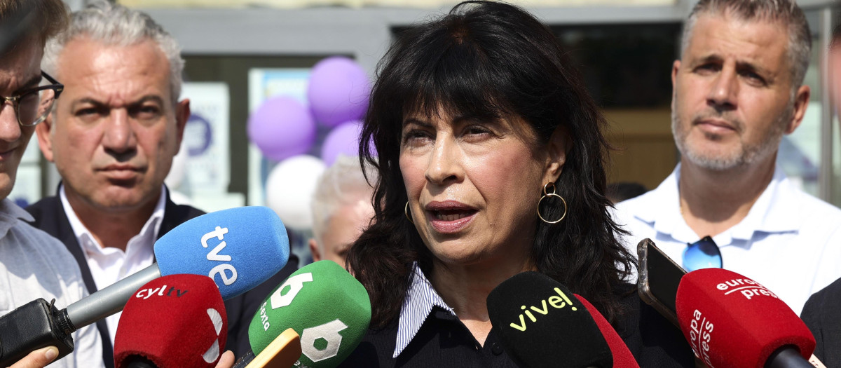 CABEZÓN DE PISUERGA (VALLADOLID), 14/08/2026.- La ministra de Igualdad Ana Redondo atiende a la prensa durante su visita al Punto Violeta instalado en Cabezón de Pisuerga con motivo de sus fiestas patronales. EFE/ R. García