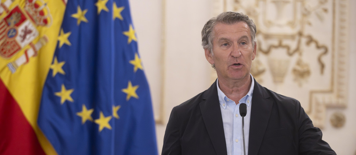 El presidente del Partido Popular, Alberto Núñez Feijóo, atiende a los medios de comunicación, en el Palacio de la Asamblea de Ceuta