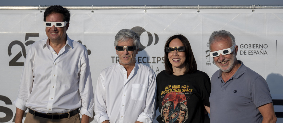 (Foto de ARCHIVO)
(i-d) El ministro de Transformación Digital y de la Función Pública, Óscar López, El ministro del Interior, Fernando Grande-Marlaska, la ministra de Ciencia, Innovación y Universidades, Diana Morant, y el ministro de Política Territorial y Memoria Democrática, Ángel Víctor Torres, durante el seguimiento oficial del Eclipse total de Sol, en el Observatorio de Yebes, a 12 de agosto de 2026, en Yebes, Guadalajara, Castilla-La Mancha (España). Este es el primer eclipse total de Sol visible desde la península Ibérica en más de un siglo. La franja de totalidad cruza España de oeste a este y pasa por numerosas capitales de provincia, desde donde se podrá vislumbrar el primer fenómeno del denominado ‘trío de eclipses’, pues el 2 de agosto de 2027, otro eclipse total cruzará España, y el 26 de enero de 2028 se producirá un eclipse anular.

Alberto Ortega / Europa Press
12/8/2026