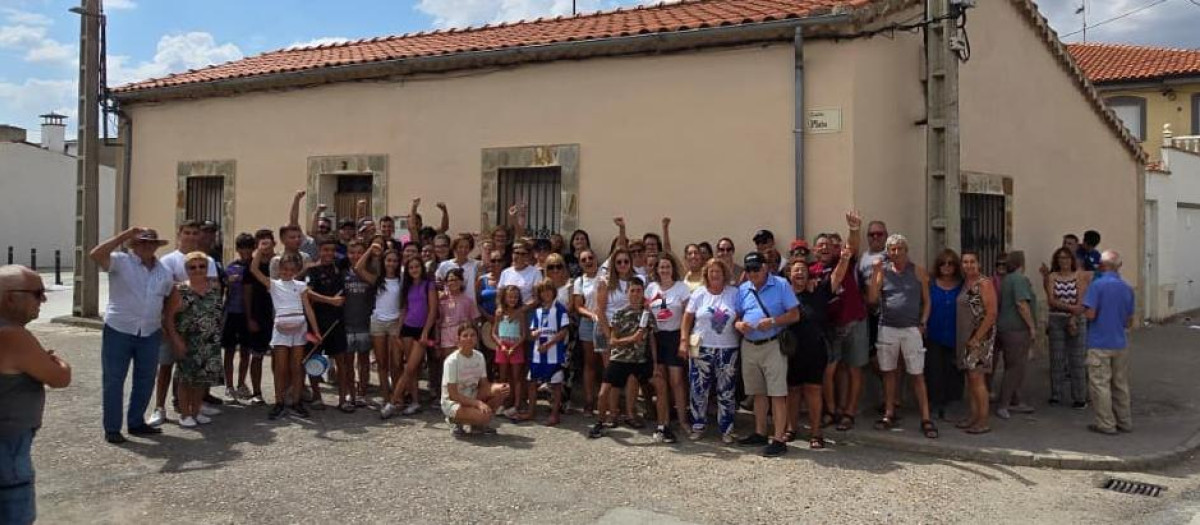 Los vecinos del pueblo celebran la salida de la familia que había ocupado la casa en la que posan