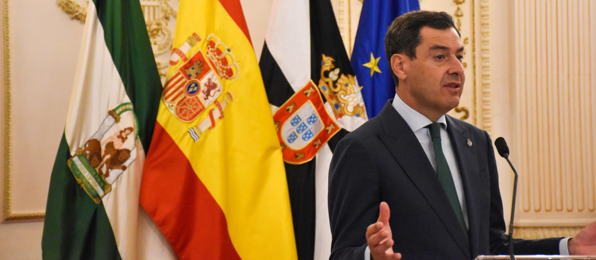 El presidente de la Junta de Andalucía, Juanma Moreno, durante la rueda de prensa en Ceuta