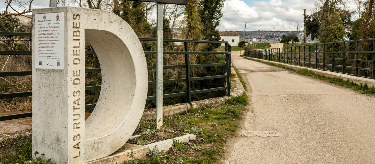 El monolito con una 'D' gigante que marca los lugares de la Ruta de Miguel Delibes