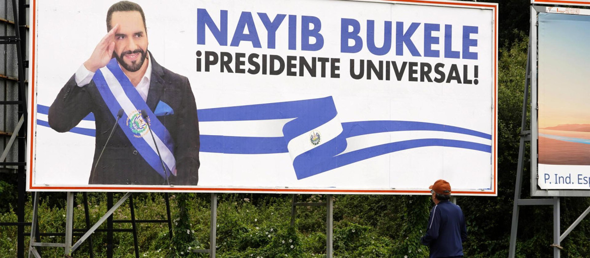 Carteles con la imagen del presidente salvadoreño, Nayib Bukele, ubicados en vallas publicitarias en carreteras cercanas a Oviedo