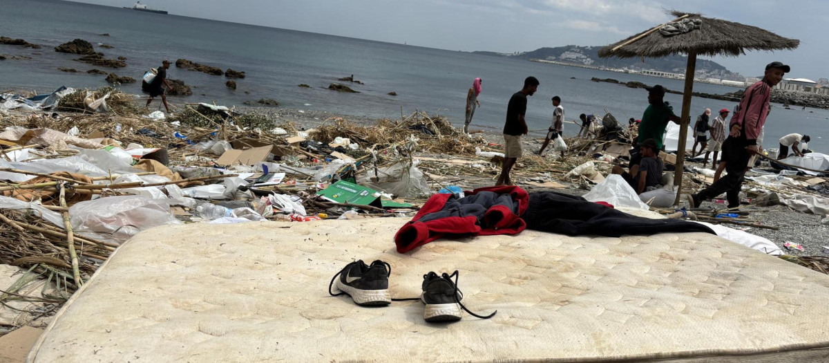 La playa del Trampolín de Ceuta, donde durante semanas se han hacinado inmigrantes marroquíes y subsaharianos