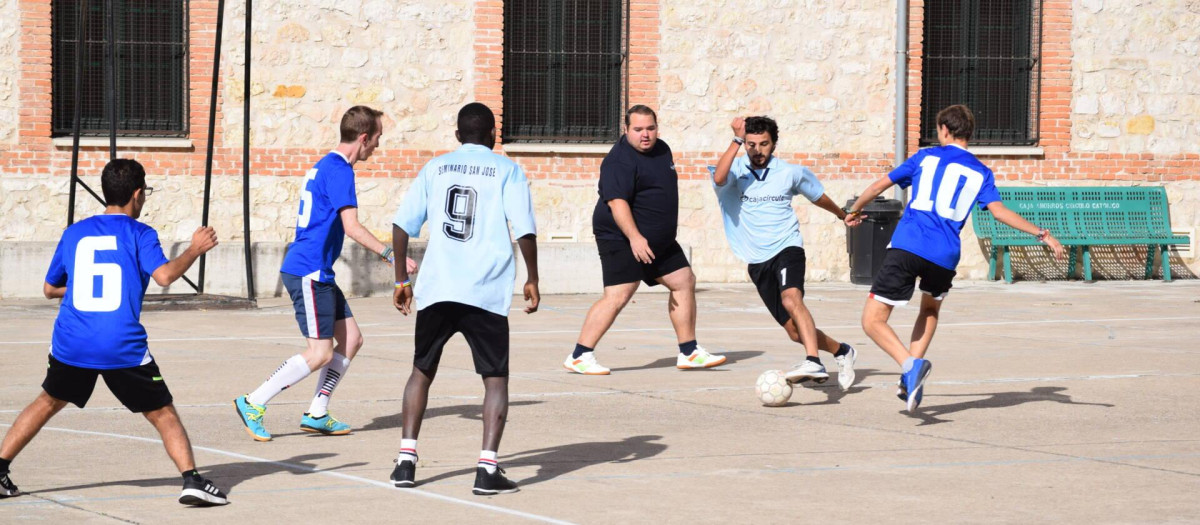 Varios seminaristas, durante un partido de la III Copa Nacional de Seminarios que tuvo lugar en Burgos