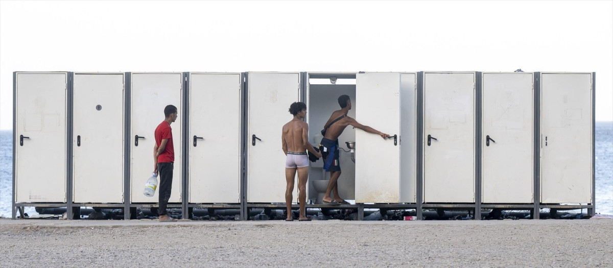 Varios inmigrantes acampados en la playa del Trampolín