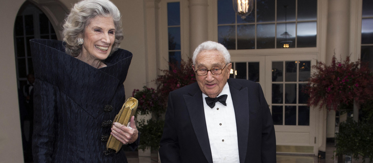 Nancy Kissinger junto a su esposo, el exsecretario de EE.UU. Henry Kissinger, en una imagen de archivo de 2015