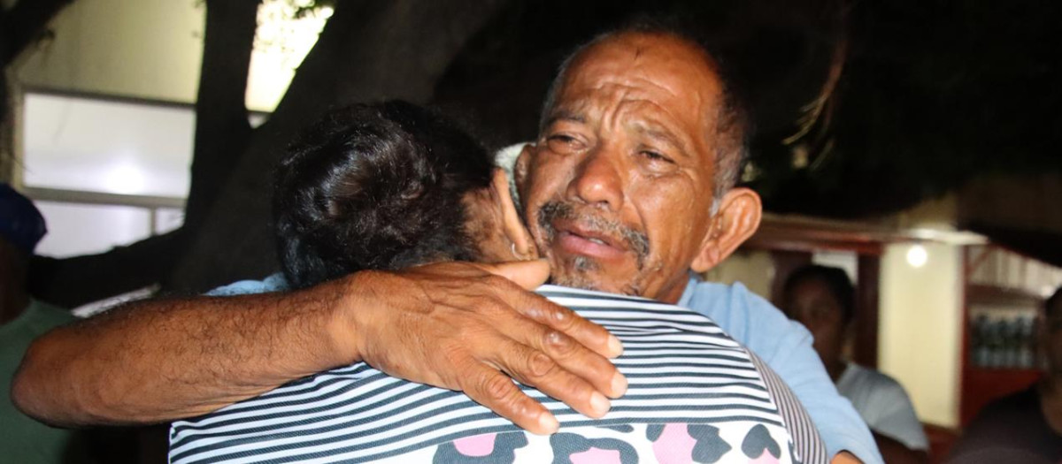 MEX754. TAPACHULA (MÉXICO), 19/08/2026.- El pescador Daniel Guerrero Martínez (atrás) abraza a su familia luego de ser rescatado por integrantes de la Secretaría de Marina este miércoles, en la ciudad de Tapachula (México). Después de estar cinco días en altamar, en aguas del océano Pacífico, sobre una hielera, dos pescadores mexicanos fueron rescatados por la Armada de México a unos 240 kilómetros de la costa del estado de Chiapas. EFE/ Juan Manuel Blanco