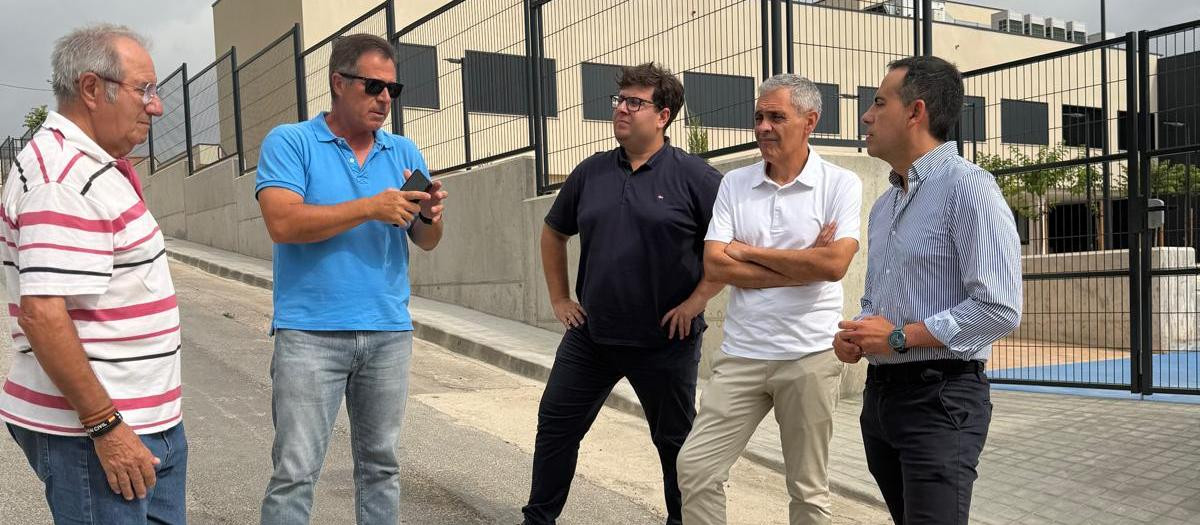 Imagen de la visita a Soneja del vicepresidente de la Diputación de Castellón y responsable del área de Infraestructuras, Héctor Folgado.