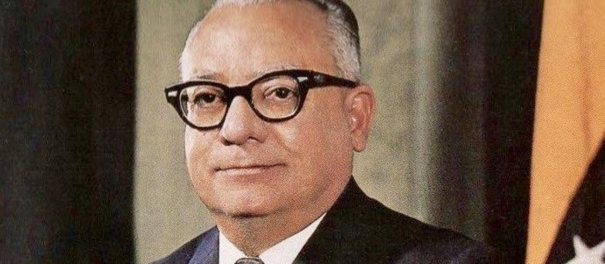 Retrato oficial de Rómulo Betancourt, político venezolano