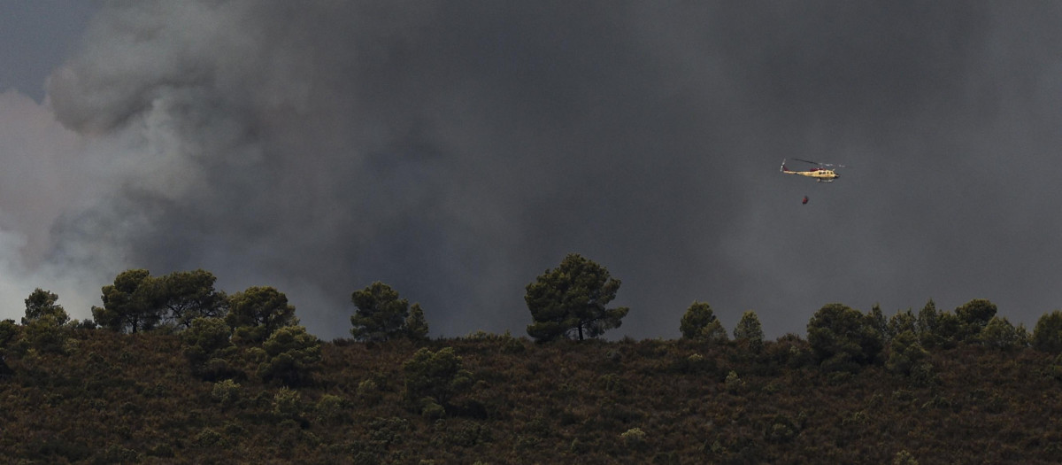 Imagen de las labores de extinción en el incendio que afecta a la Sierra Calderona en el término municipal de Segorbe.