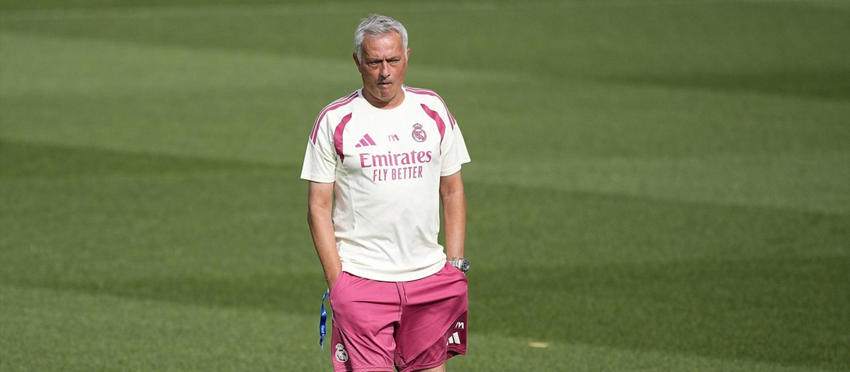 José Mourinho dirige un entrenamiento del Real Madrid