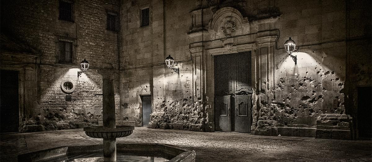 La Plaza de San Felipe Neri, por la noche