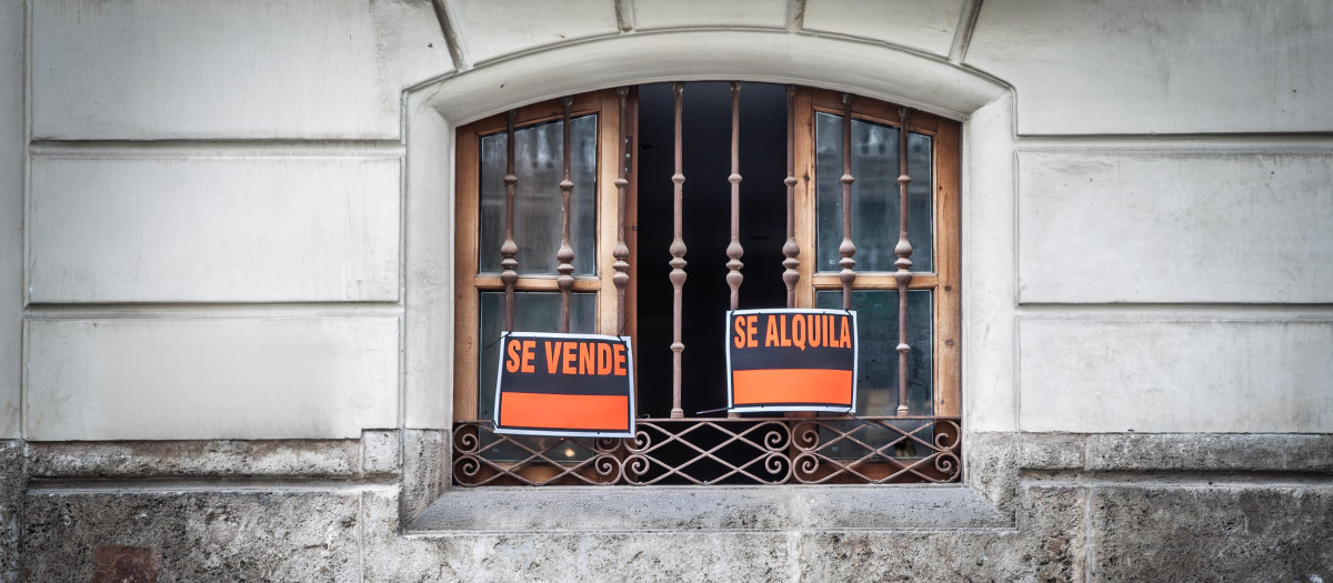 Carteles de venta y alquiler en una ventana, en una imagen de archivo