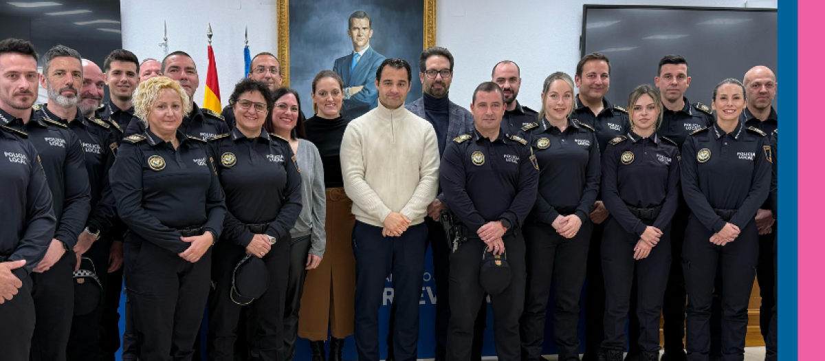 Imagen de archivo del alcalde de Torrevieja, Eduardo Dolón, con agentes de la Policía Local.