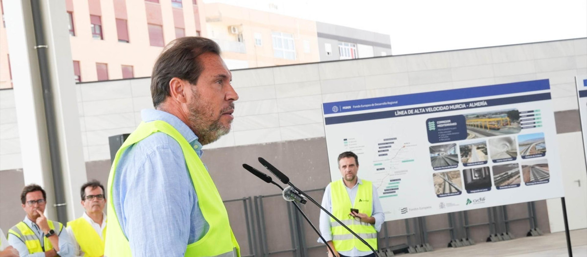 El ministro de Transportes, Óscar Puente, visita unas obras, en una imagen de archivo