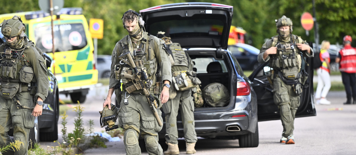 Fagersta (Sweden), 21/08/2026.- Police and rescue services on site at Brinellskolan school during an emergency response after a man with a sword reportedly injured several people at the school in Fagersta, Sweden, 21 August 2026. (Suecia) EFE/EPA/Fredrik Sandberg SWEDEN OUT