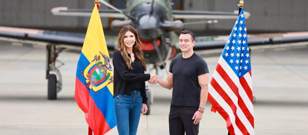 (Foto de ARCHIVO)
La secretaria de Seguridad Nacional de Estados Unidos, Kristi Noem, saluda al presidente de Ecuador, Daniel Noboa, en una base militar en Manta, Ecuador

REMITIDA / HANDOUT por CANCILLERÍA DE ECUADOR EN X
Fotografía remitida a medios de comunicación exclusivamente para ilustrar la noticia a la que hace referencia la imagen, y citando la procedencia de la imagen en la firma
05/11/2025