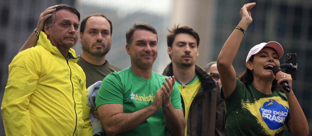 Michelle Bolsonaro (derecha) junto a su esposo, el expresidente de Brasil Jair Bolsonaro (izquierda), y sus hijos Carlos (segundo por la izquierda), Flavio (centro) y Renan