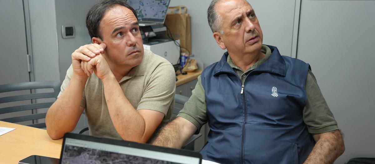 Imagen tomada en la noche de este viernes de Juanfran Pérez Llorca  el conseller de Emergencias, Juan Carlos Valderrama, en el Puesto de Mando Avanzado siguiendo la evolución del incendio de Segorbe