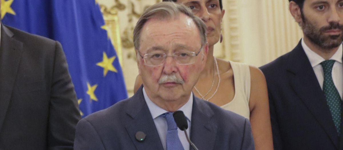 El presidente de la Ciudad Autónoma de Ceuta, Juan Jesús Vivas, con la bandera de la Unión Europea tras él
