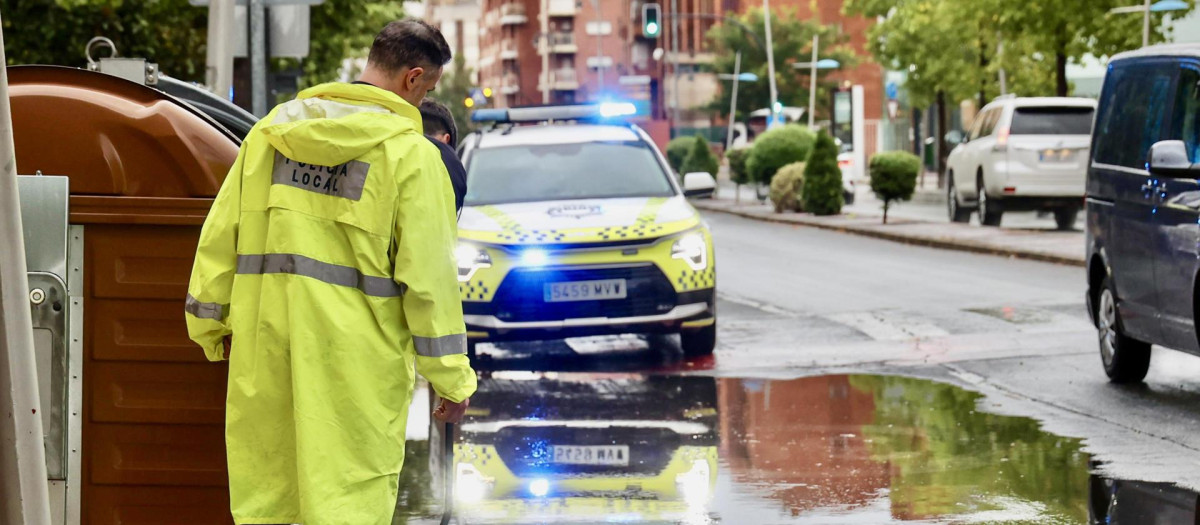 Una tormenta de apenas unos minutos deja varias calles de Logroño anegadas