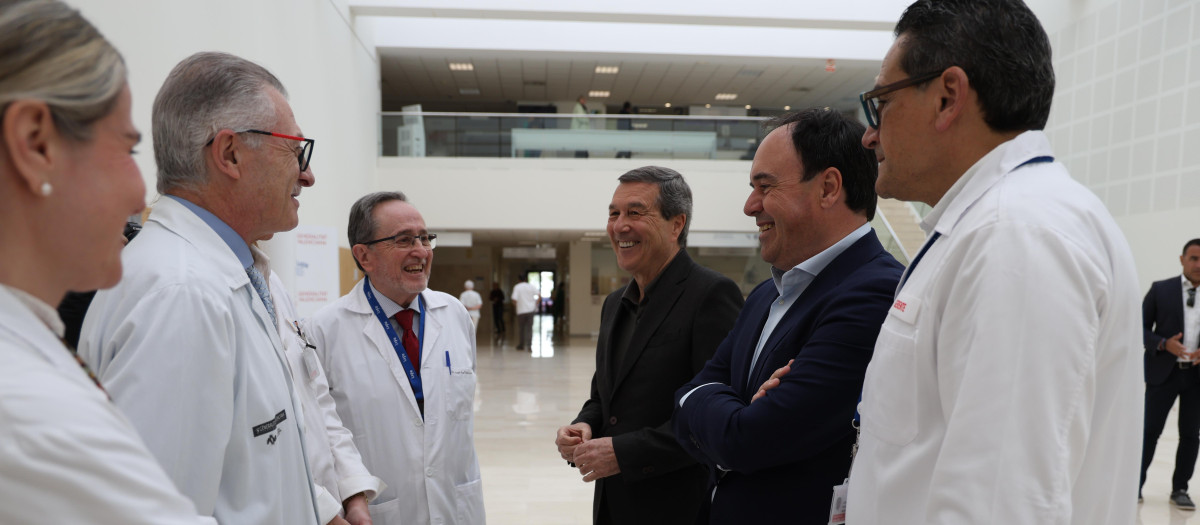 Imagen de archivo de Juanfran Pérez Llorca junto a Marciano Gómez y profesionales de la sanidad pública valenciana