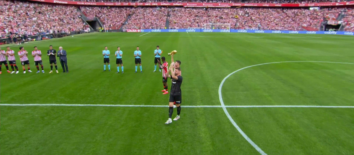 Unai Simón, Nico Williams y Aymeric Laporte ofrecen la Copa del Mundo a San Mamés