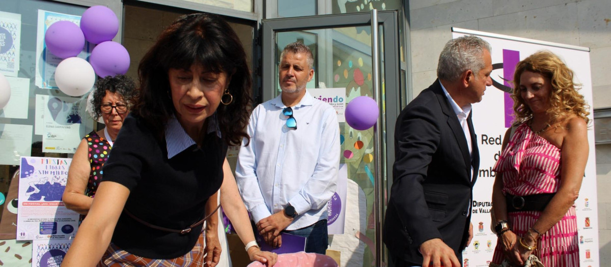 La ministra de Igualdad, Ana Redondo, en una visita a un "Punto Violeta", en Cabezón de Pisuerga, Valladolid