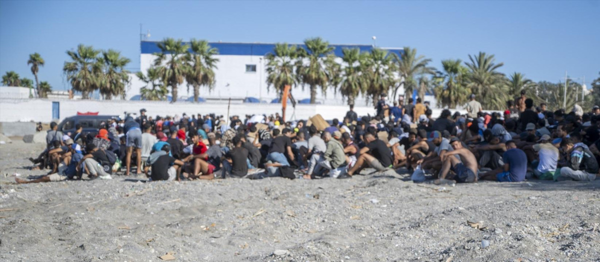 Varios inmigrantes en una playa, a 21 de agosto de 2026, en Ceuta (España).