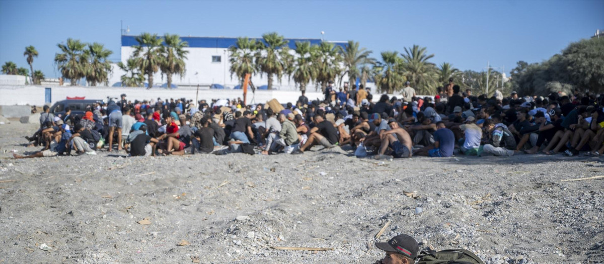 Varios inmigrantes en una playa, a 21 de agosto de 2026, en Ceuta (España).