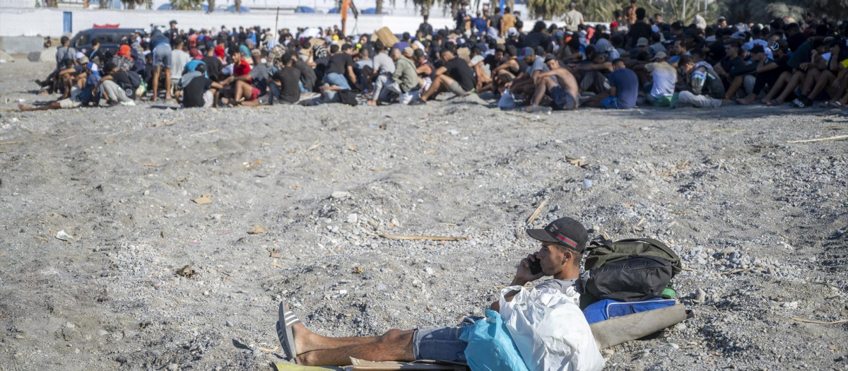 Varios inmigrantes en una playa, a 21 de agosto de 2026, en Ceuta (España).