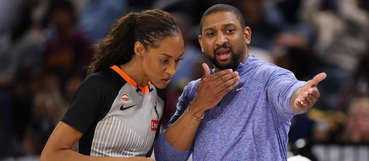 Los árbitros de la WNBA detienen el partido tras el lanzamiento de juguetes sexuales