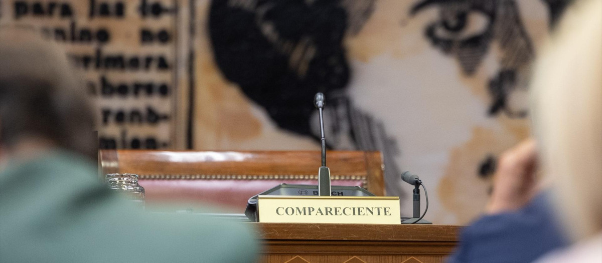 Asiento del compareciente vacío en la Comisión del Interior, en el Senado, a 20 de agosto de 2026