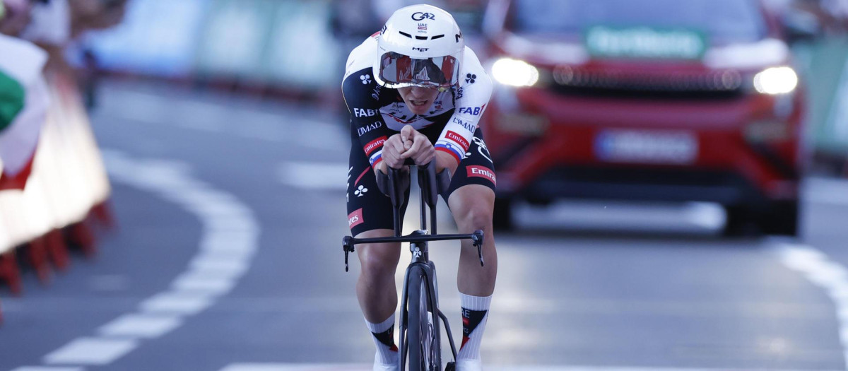 Tadej Pogacar se dispone a ganar la primera etapa de la Vuelta a España