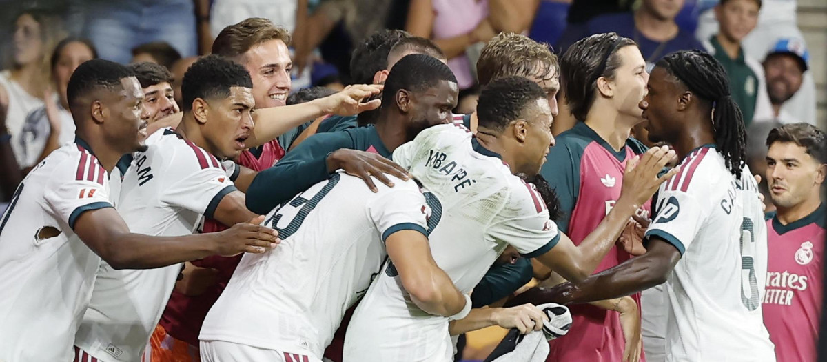 Los jugadores del Real Madrid celebran el 1-2 marcado por Carlos Espí, durante el Espanyol - Real Madrid