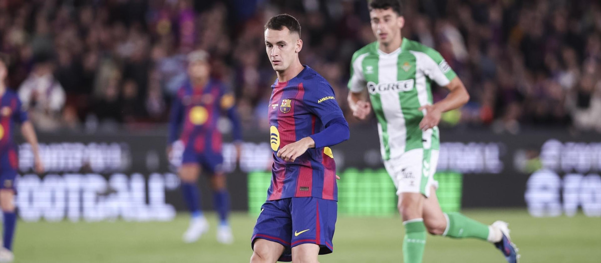 Marc Casadó, en un partido con el FC Barcelona la pasada temporada