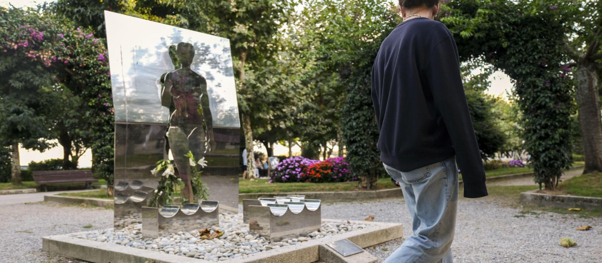 Una joven pasa frente a la estatua 'Como agua' en los jardines Valle Inclán de A Pobra de Caramiñal, que recuerda a las víctimas de violencia de género y a Diana Quer en la víspera de que se cumplan diezaños de su desaparición y asesinato a manos de José Enrique Abuín, 'El Chicle'. EFE/Xurxo Martínez