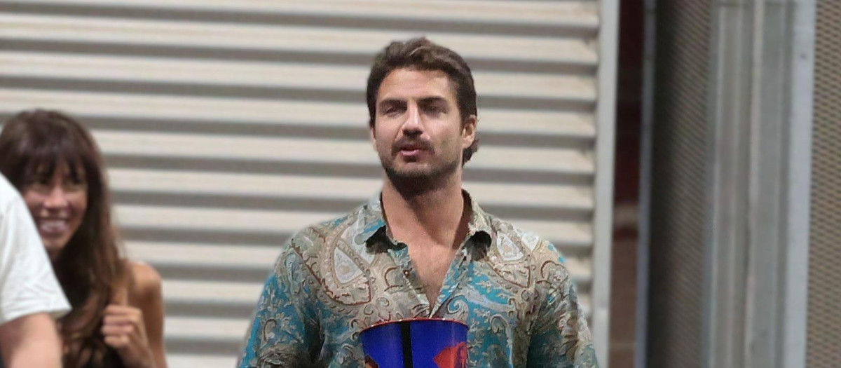 Maxi Iglesias sale del cine con amigos, en Madrid