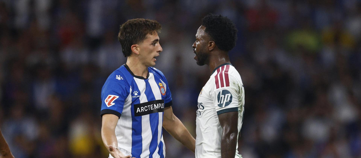 Álex Calatrava se las tiene con Vinicius Junior en el Espanyol - Real Madrid, durante el partido de Liga