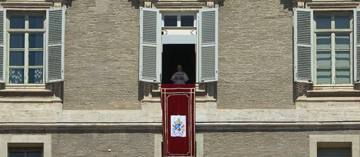 El Papa León XIV durante el rezo del Ángelus en el Palacio Apostólico