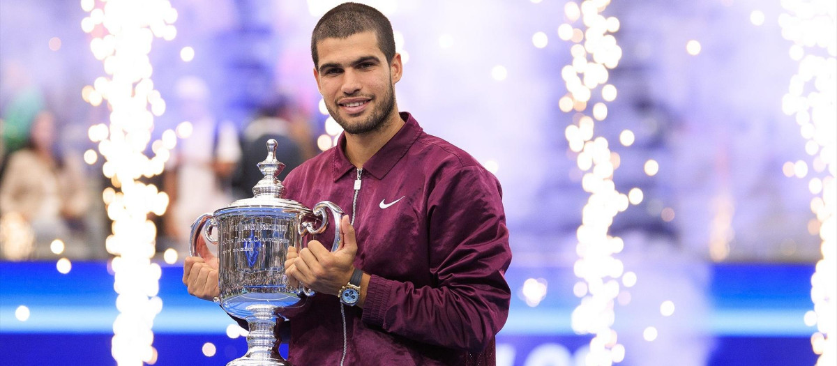 Carlos Alcaraz posa con el US Open 2025