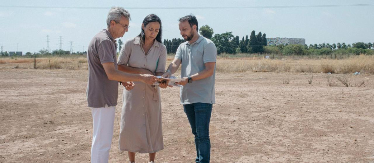 Imagen de Sergio Toledo en los terrenos donde se construirá Censal Parc en Castellón