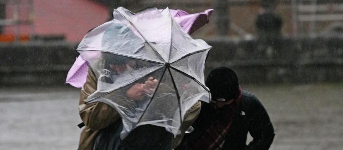 (Foto de ARCHIVO)
Varias personas intentan sujetar sus paraguas, a 26 de enero de 2026, en Santiago de Compostela, A Coruña, Galicia (España). Galicia afronta este lunes una jornada de avisos por lluvias asociados a la borrasca Joseph, con distintos niveles de alerta según la zona. En Santiago y comarca rige alerta amarilla y alrededor del mediodía, en la ciudad ya se acumulaban cerca de 30 litros por metro cuadrado, con valores aún mayores en áreas próximas.

Álvaro Ballesteros / Europa Press
26/1/2026