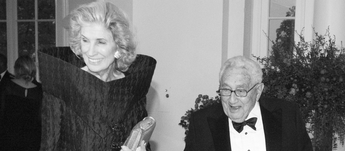 Nancy Kissinger, junto a Henry Kissinger