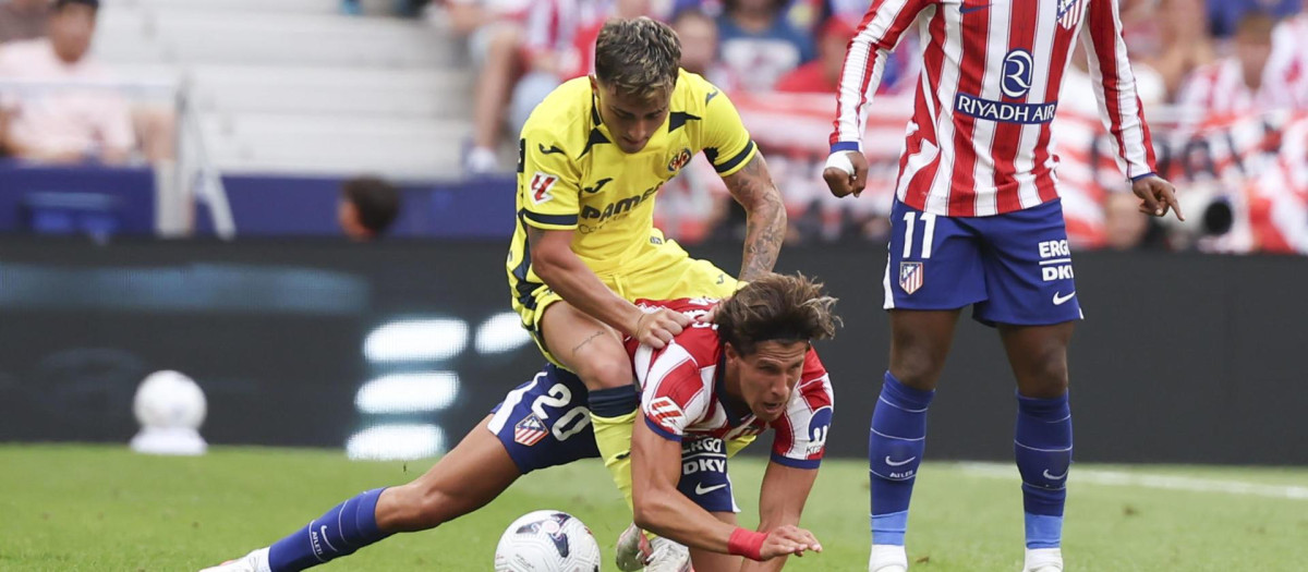 El centrocampista del Villarreal Alberto Moleiro pelea un balón con el centrocampista del Atlético de Madrid Giuliano Simeone