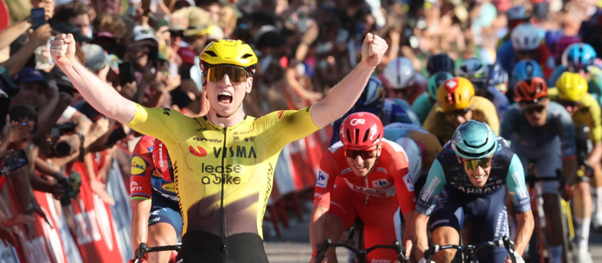 El ciclista británico James Matthew Brennan, del equipo Visma-Lease a Bike, cruza la línea de meta para ganar la segunda etapa de la Vuelta