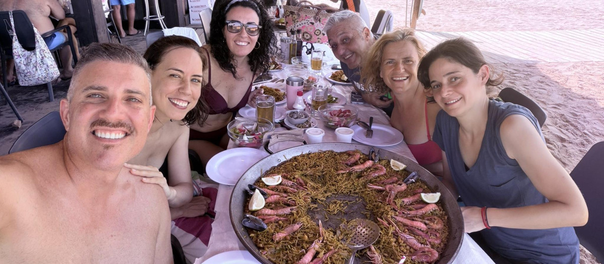 Imagen tomada el pasado 19 de agosto de Diana Morant junto al alcalde de Cullera, Pilar Bernabé y otras personas degustando una fideuá a pie de playa